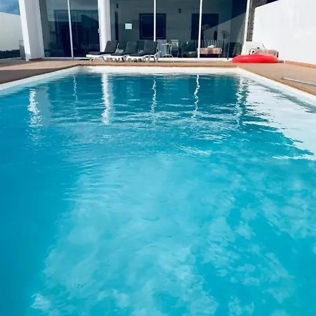 Baroli Nepal. Jardín Y Piscina Privada. Villa