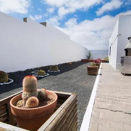 Baroli Nepal. Jardín Y Piscina Privada. * Playa Blanca (Lanzarote)