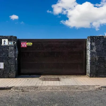 Baroli Nepal. Jardín Y Piscina Privada. Playa Blanca (Lanzarote)