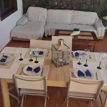 Baroli Nepal. Jardín Y Piscina Privada. Villa